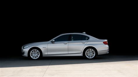 BMW Widescreen Wallpaper: BMW 5 Series Side View Wallpaper 17