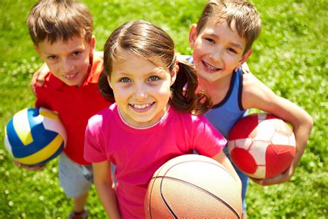 Niños jugando con pelotas | Oficinista.mx - La guía de supervivencia de ...