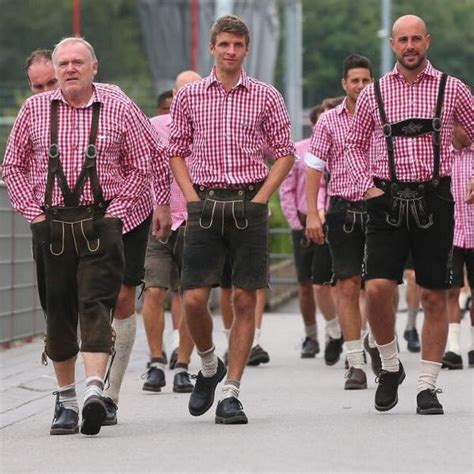 Bayern Munich celebrate Oktoberfest in traditional Bavarian outfits ...