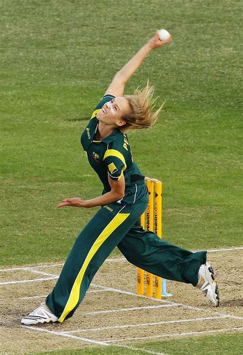 Ellyse Perry sends one down | ESPNcricinfo.com