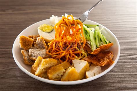 Mee Rojak 是马来西亚印度面条的食物用花生调味汁。高清摄影大图-千库网