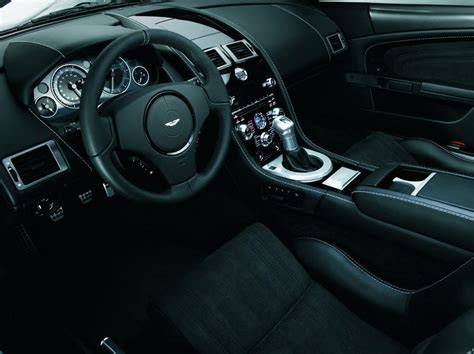 Interior del Aston Martin DB9 modelo 2009 | Lista de Carros