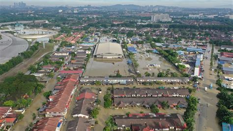 Over 14 Dead, 70,000 Displaced in Malaysia Floods