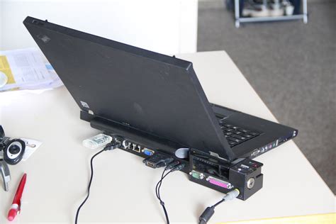 File:Thinkpad docking station with T61 laptop.JPG - Wikimedia Commons