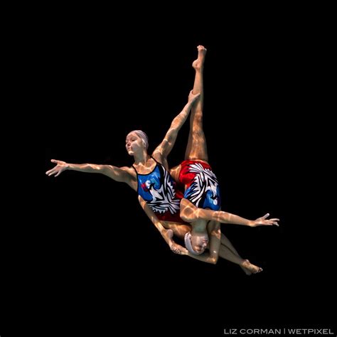 Liz Corman: Olympic synchronized swimmers from below :: Wetpixel.com