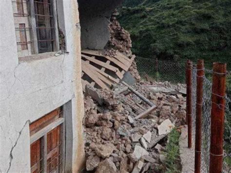 nepal earthquake buildings become debris rescue started many area ...