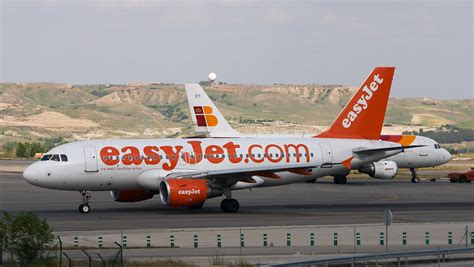 File:Airbus A319-111 - EasyJet Airline - G-EZEC - LEMD.jpg - Wikimedia Commons