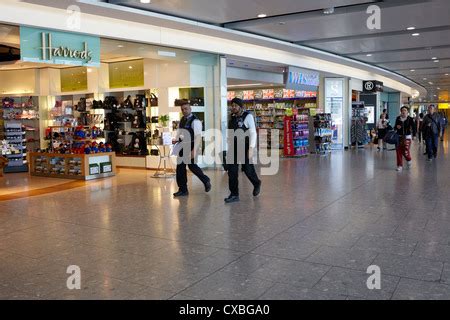 Heathrow Airport Shops, Terminal, UK Stock Photo - Alamy