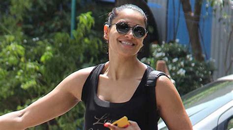 Bipasha Basu wore her black sports bra with leggings in an unexpected ...