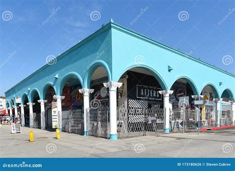 VENICE, CALIFORNIA - 17 FEB 2020: Venice Beach Boardwalk Shops, Selling CBD Products, Ice Cream ...