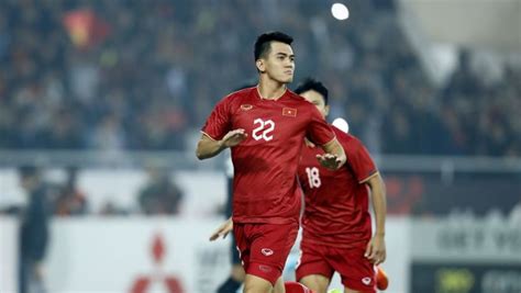 Vietnam beat Indonesia 2-0 to reach AFF Cup final - CNA