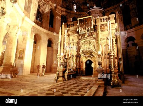 edicule inside the church of holy sepulchre jerusalem Stock Photo - Alamy