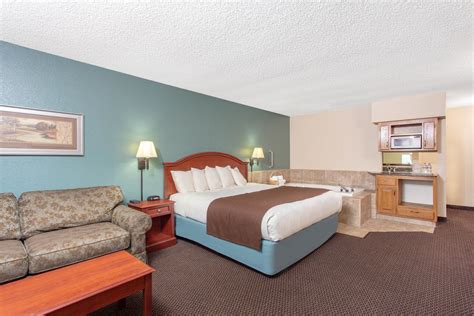 AmericInn by Wyndham Chippewa Falls | Chippewa Falls, WI Hotels