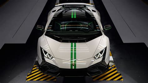 Lamborghini celebrates its 60th anniversary with three limited−edition Huracáns