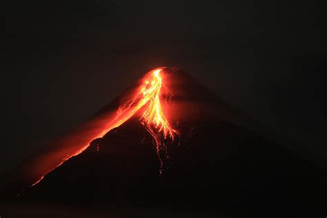 Mount Mayon, the Philippines’ most active volcano, spews lava as locals evacuate | PBS News