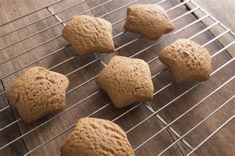 Batch of star shaped cookies cooling on a rack - Free Stock Image