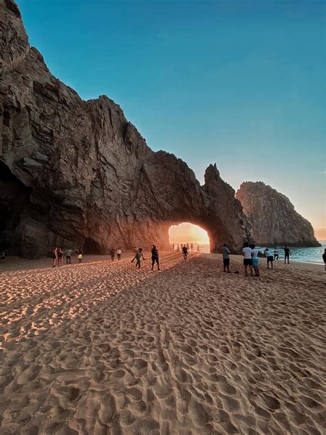 Video: Tourist and local invade famous Los Cabos Arch despite COVID restriction - The Mazatlan Post