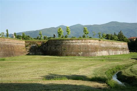 City Walls of Lucca (Tuscany, Italy) Stock Image - Image of lucca, wall: 32084693