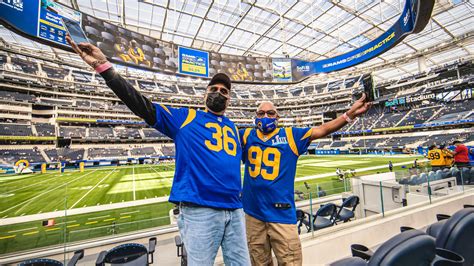 Fans experience Rams practice at SoFi Stadium for the first time