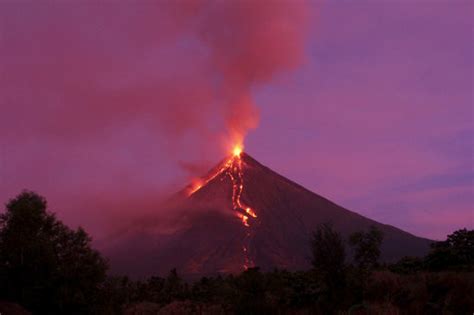 Heavy ash fall from Philippine volcano halts motorists