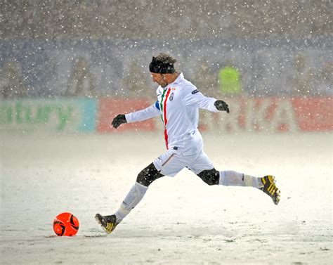 25 belle foto di calcio sulla neve | L'Ultimo Uomo