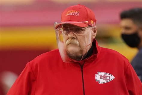 NFL: Social media reacts to Andy Reid’s foggy face shield