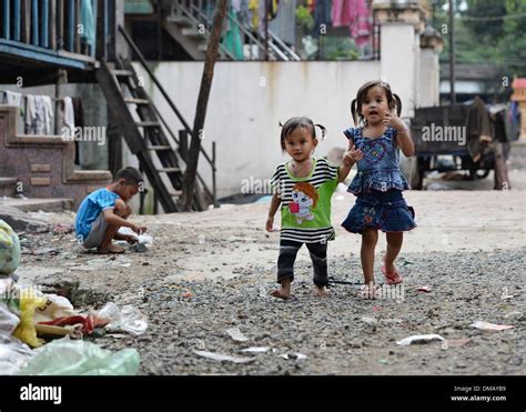 Two children in the slums hi-res stock photography and images - Alamy