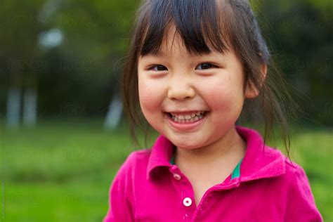 «Close Up Of Little Asian Girl Smile» del colaborador de Stocksy «Bo Bo ...