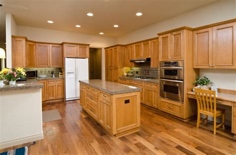 Best Color Flooring With Oak Cabinets | Koyumprogram