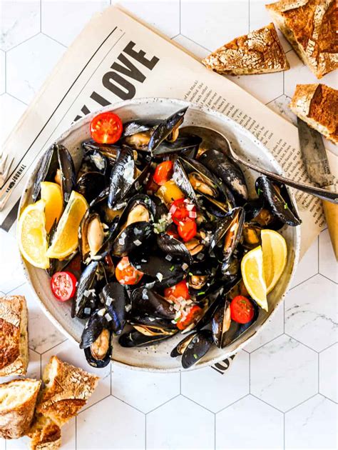 Mussels in White Wine Garlic Sauce - Lena's Kitchen