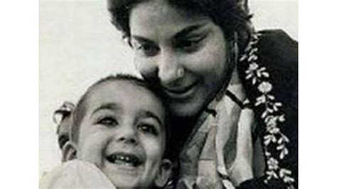 Sanjay Dutt remembers Nargis Dutt on her 40th death anniversary, shares old photo - India Today