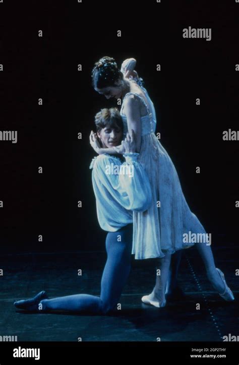 CENTER STAGE, from left: Ethan Stiefel, Susan May Pratt, 2000. © Columbia Pictures / Courtesy ...