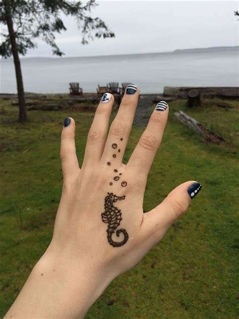 insta>>>sher.henna seahorse henna! Pinterest/ sheridanblasey | Simple henna tattoo, Henna tattoo ...