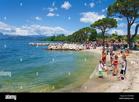 Menschen am Strand von Lazise, Gardasee, Provinz Verona, Italien ...