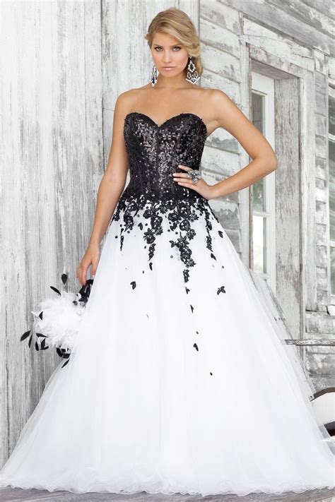 Black And White Rock! This Amazing Gown Is Gorgeous As Shiny Black ...