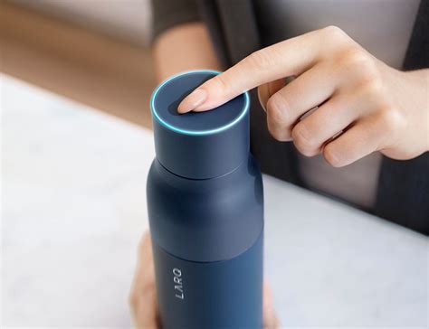 This Self-Cleaning Bottle Kills Bacteria and Looks Good While Doing It