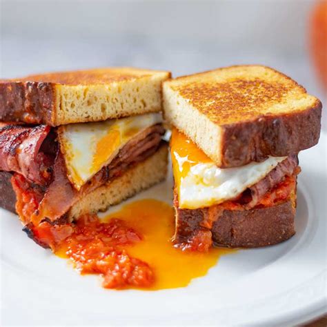 Keto Bacon & Egg Sandwich - Easy Low Carb Classic Breakfast Recipe