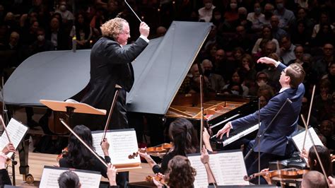 Review: At the Philharmonic, a Taste of Holiday Bounty - The New York Times