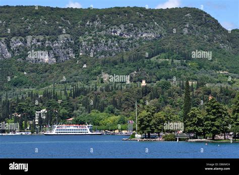 A Lake Garda ferry arrives at Garda Stock Photo - Alamy