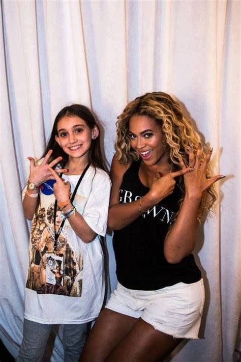 Beyonce with a fan | Beyonce, Queen b beyonce, Beyonce queen