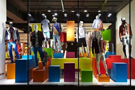 20+ Tips & Ideas for Your Retail Store Window Displays