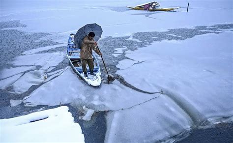 Dal Lake freezes over as Jammu and Kashmir receives fresh heavy ...