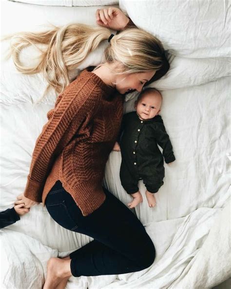 30+ Stunning Mom and Baby Photo Shoot Ideas To Try At Home | Mom and baby, Baby photos, Baby ...