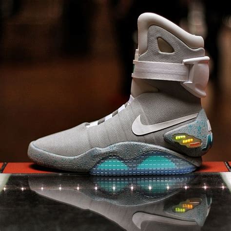 Nike Air Mag Back To The Future Limited Edition shoes | Calzado masculino, Botas hombre, Zapatillas