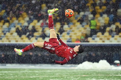 Robert Lewandowski Scores Great Bicycle Kick With Shoe Untied In Snow