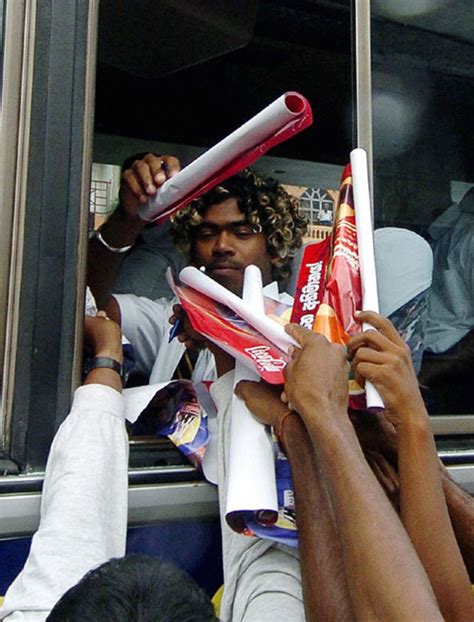 Fans mob the coach carrying Sri Lanka's players | ESPNcricinfo.com