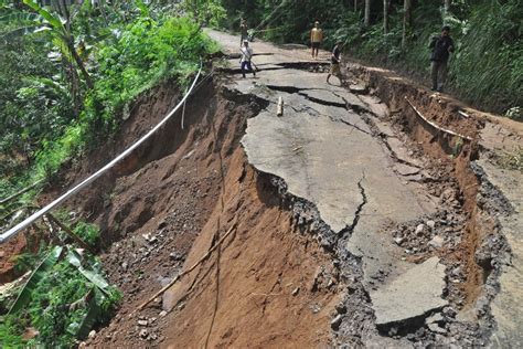 Curah Hujan Meningkat, Ini Gejala Tanah Longsor yang Perlu Diwaspadai - Berita Katadata.co.id