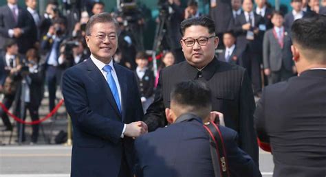 Kim Jong Un and Moon Jae-in share historic first handshake at Panmunjom ...