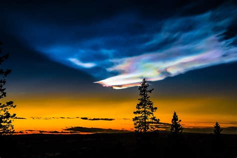 This is not Aurora Polaris... - ....This is a Polar stratospheric cloud or a PSCs, also known as ...