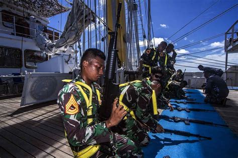 FOTO: Taruna Akademi Angkatan Laut Ikuti Uji Bongkar dan Pasang Senjata